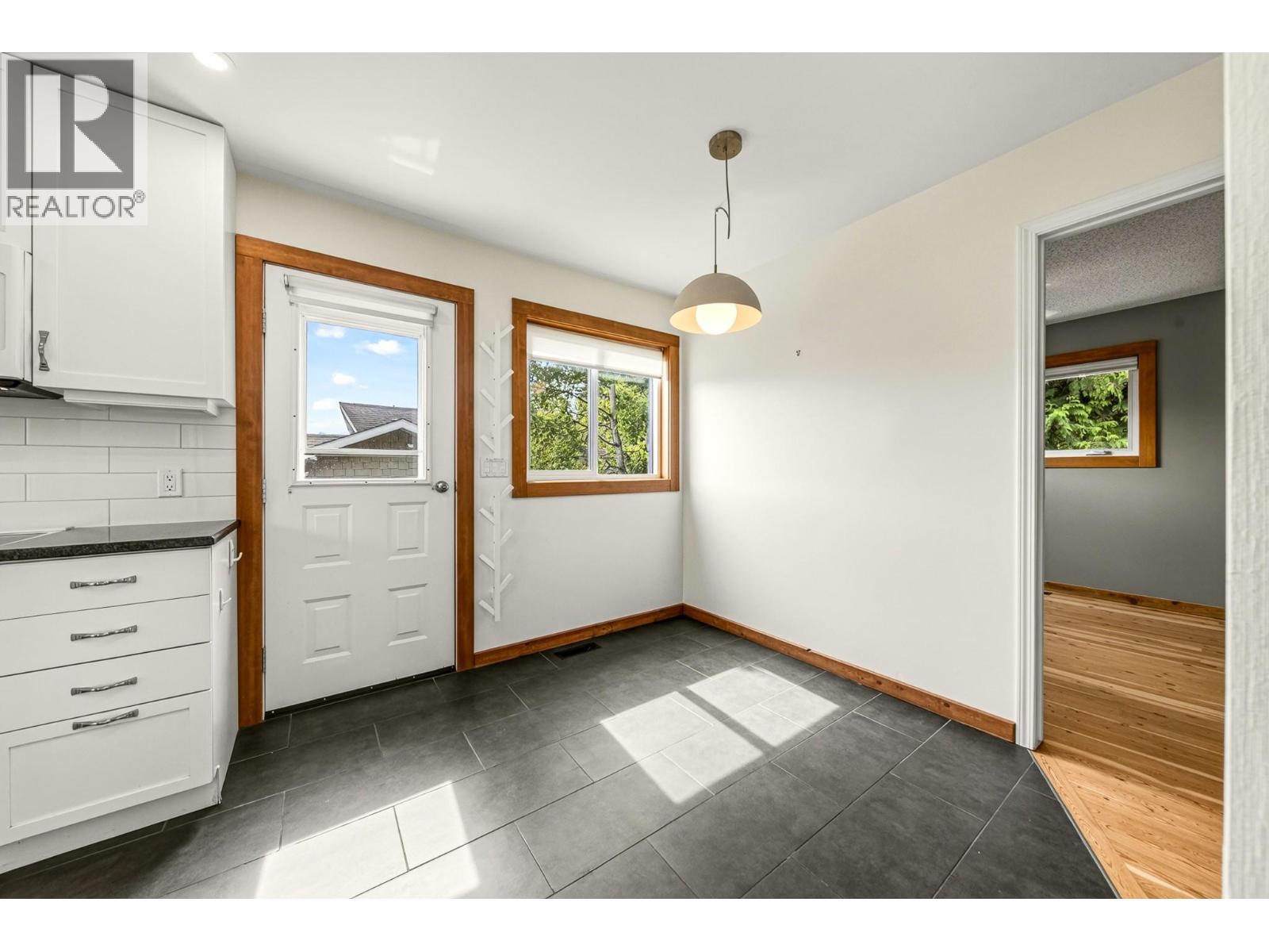 17 PARKLAND Drive - 24