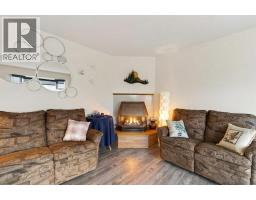Living room - 4751 Lakeshore Road Ne, Salmon Arm, BC V1E3N8 Photo 10