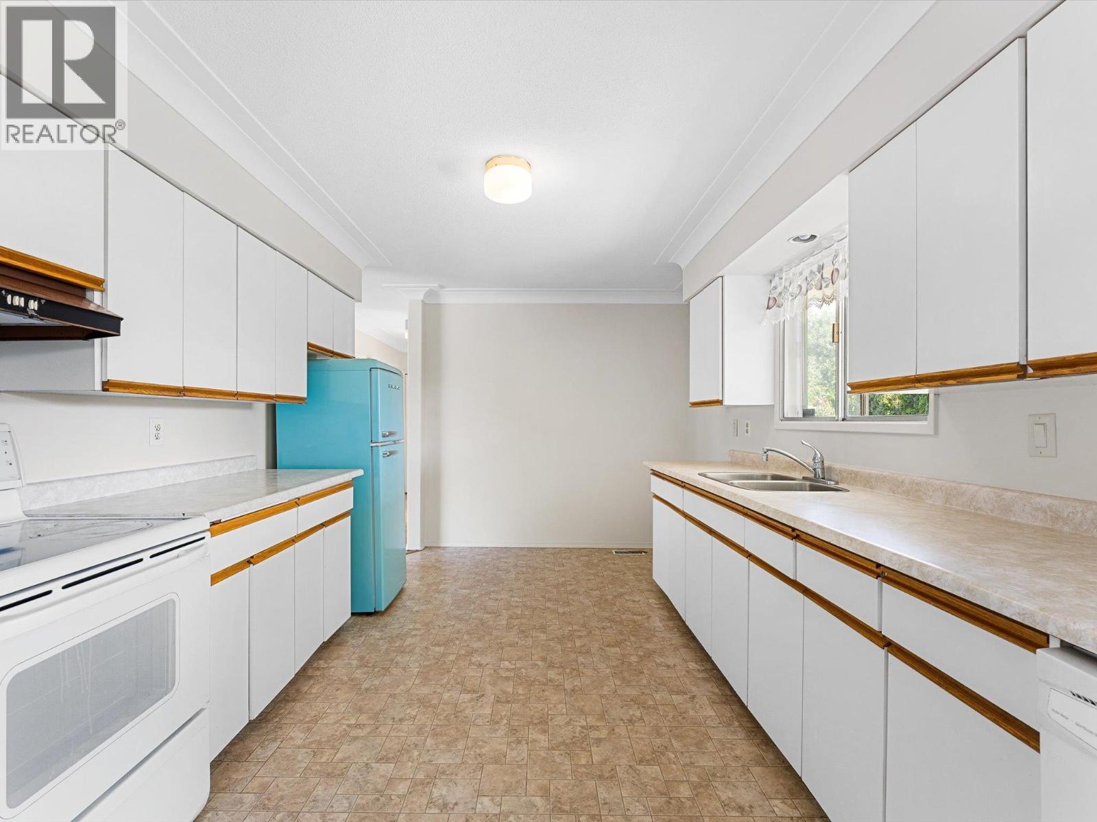 465 Hollydell Road, Kelowna