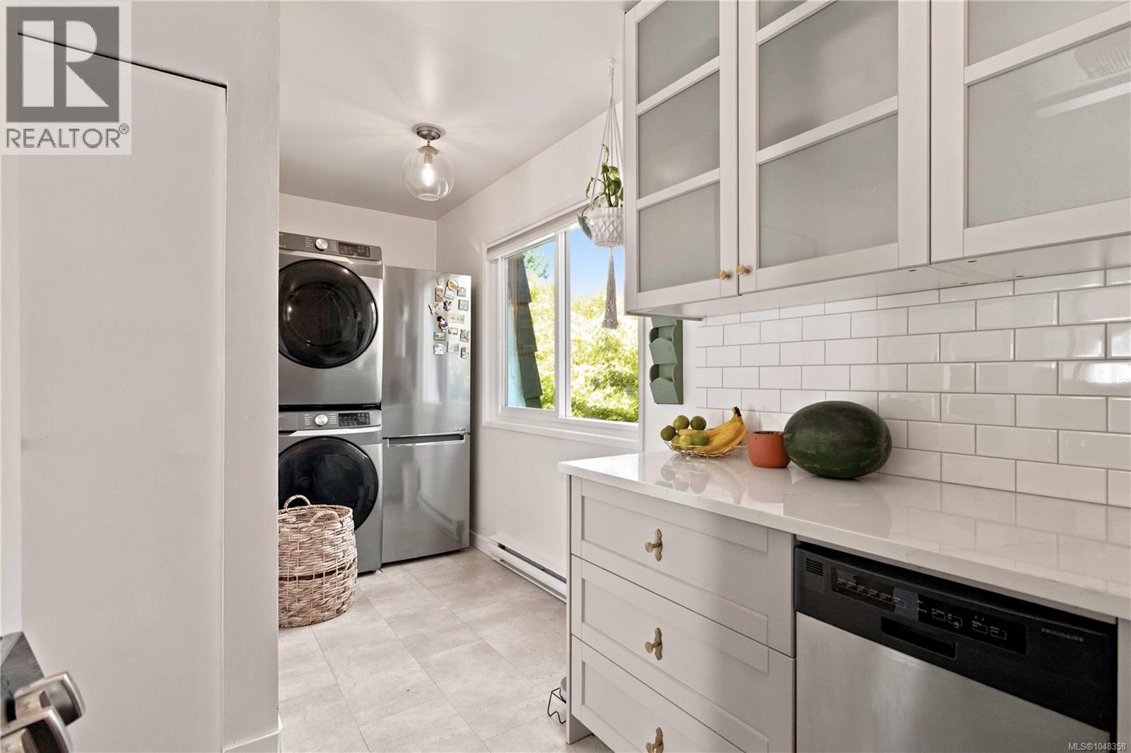 #2 210 Douglas St - 14