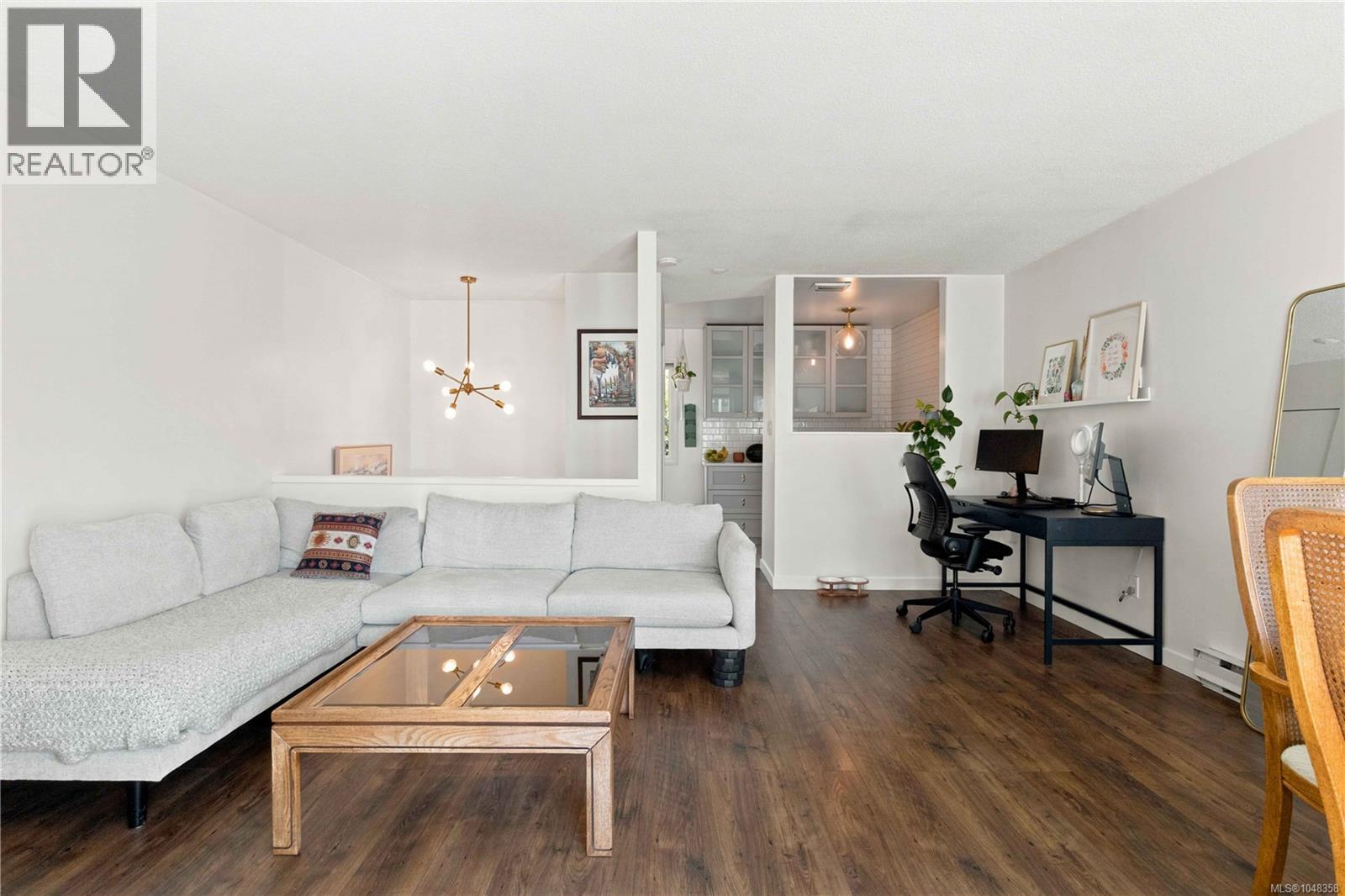 #2 210 Douglas St - Image 4