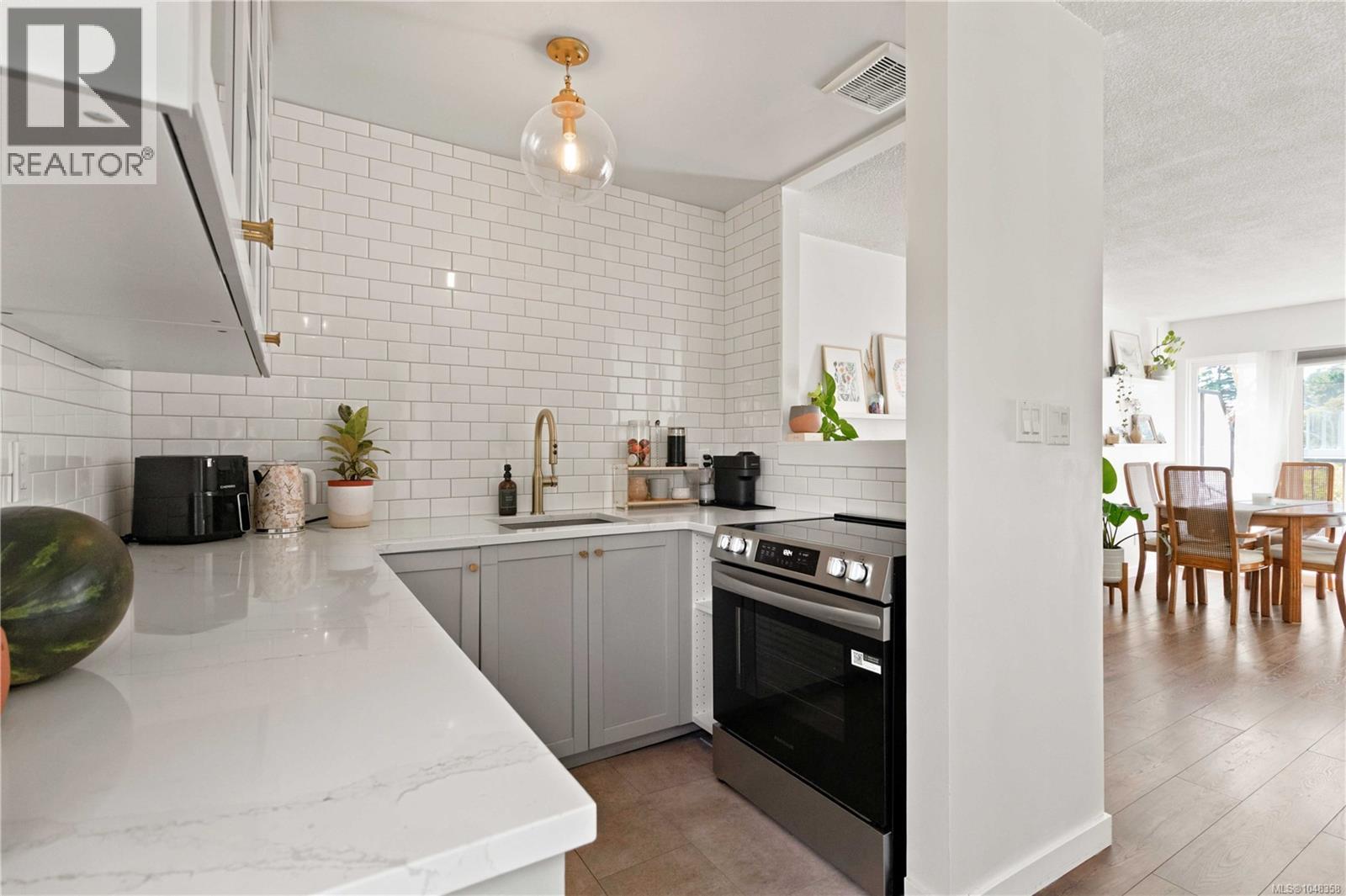 #2 210 Douglas St - 10