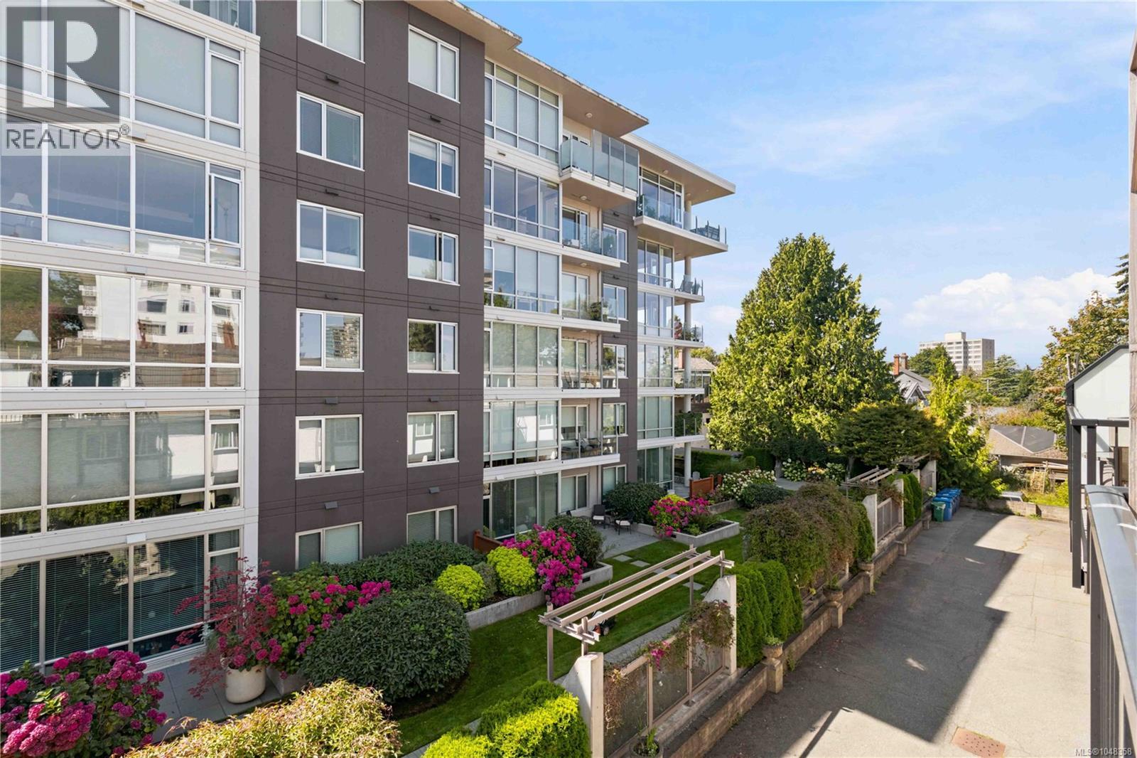 #2 210 Douglas St - 27