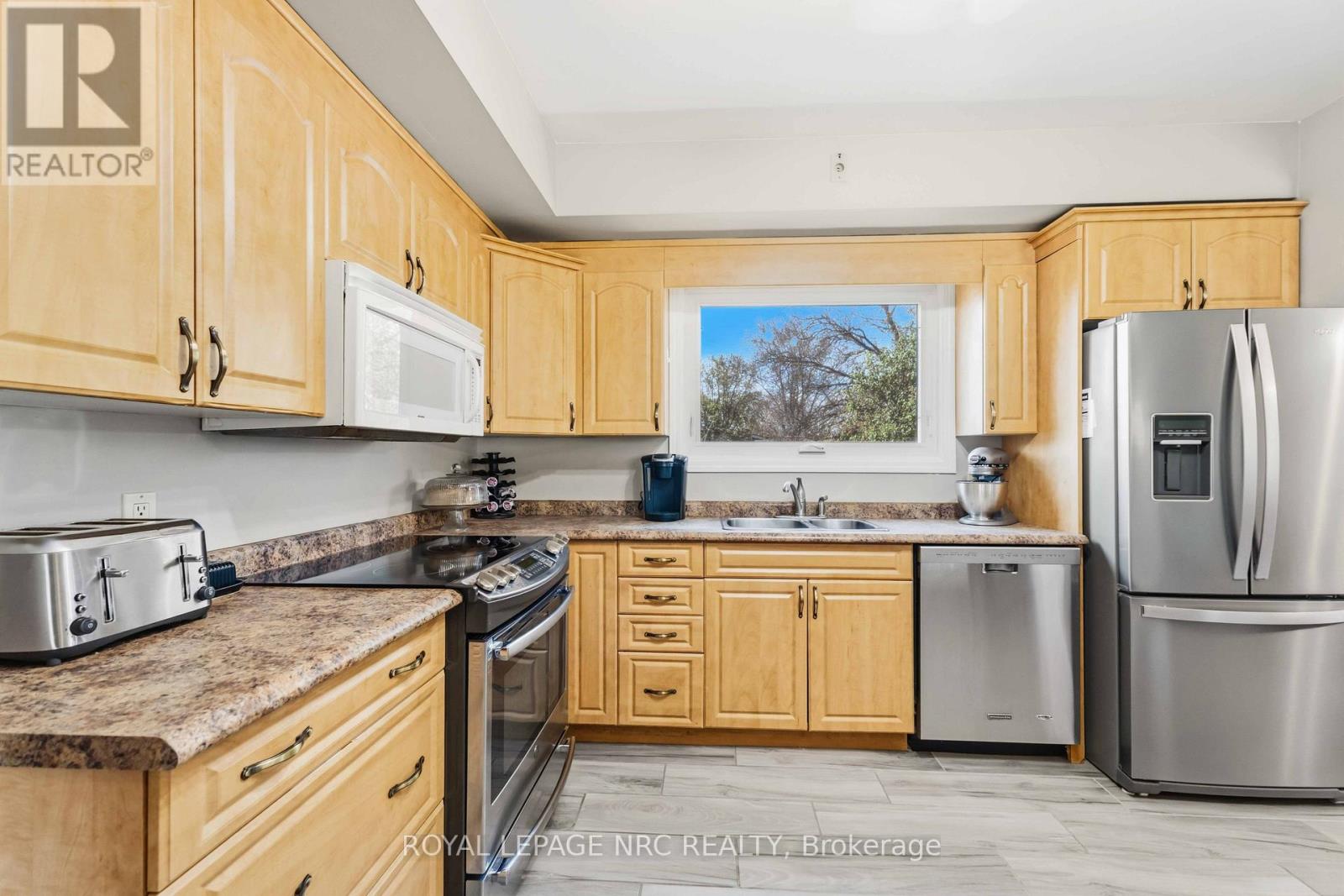 4485 QUEENSWAY CRESCENT - 13