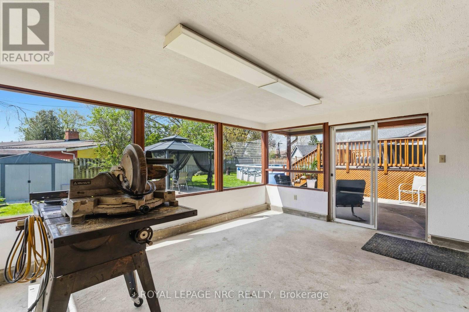 4485 QUEENSWAY CRESCENT - 32