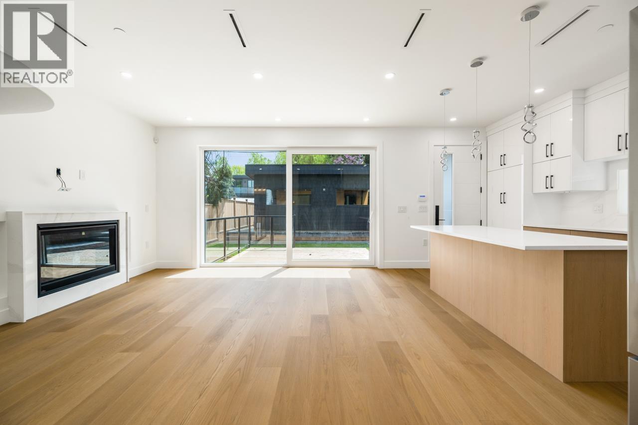 2 950 W 17TH AVENUE — photo 3