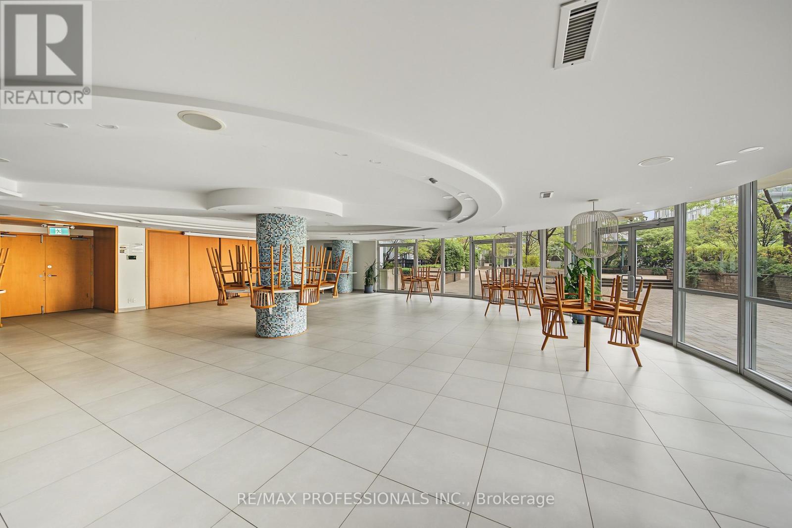 #801 3939 DUKE OF YORK BOULEVARD - 17
