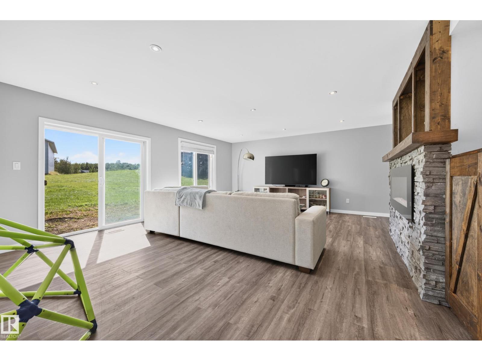 #170 52471 RGE ROAD 223 - 40