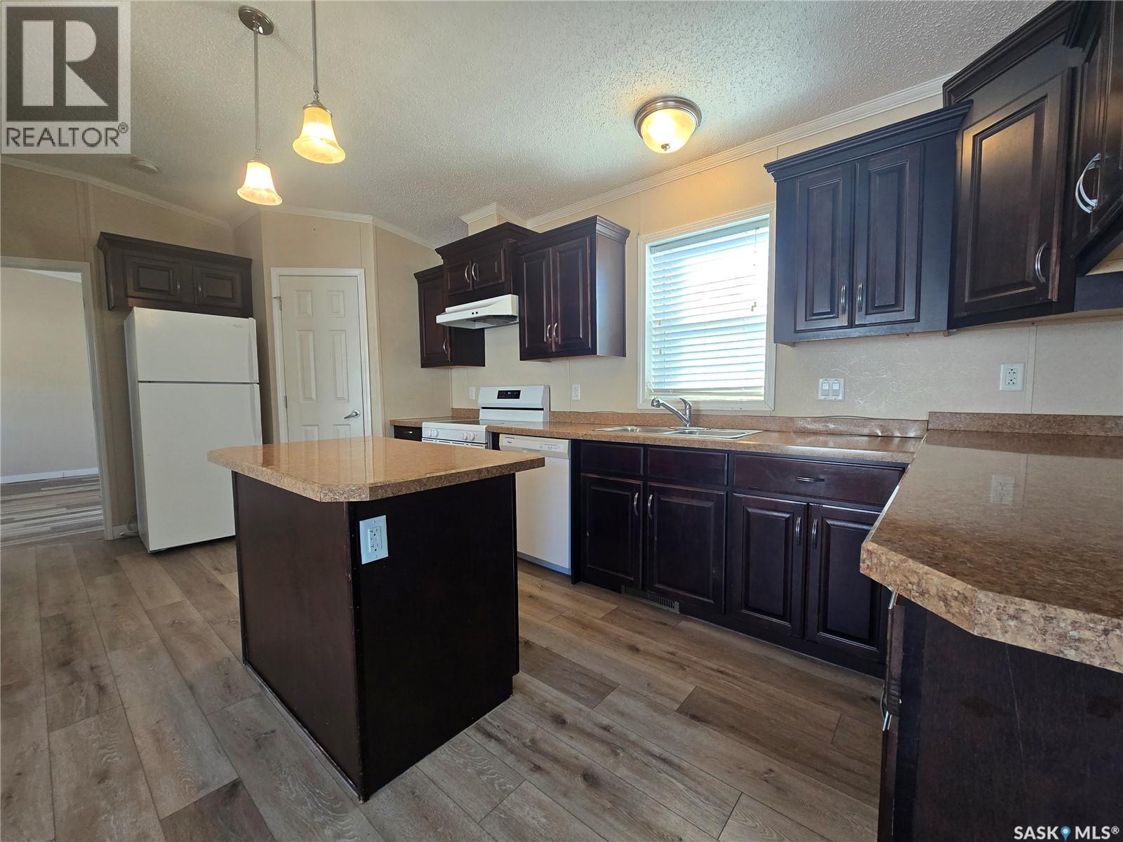 210 BROWNLEE STREET, Weyburn, Saskatchewan, S4H3P4, Weyburn, Saskatchewan — photo 2 of 5