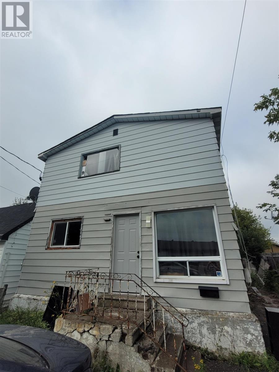 541 Dundas ST - 1