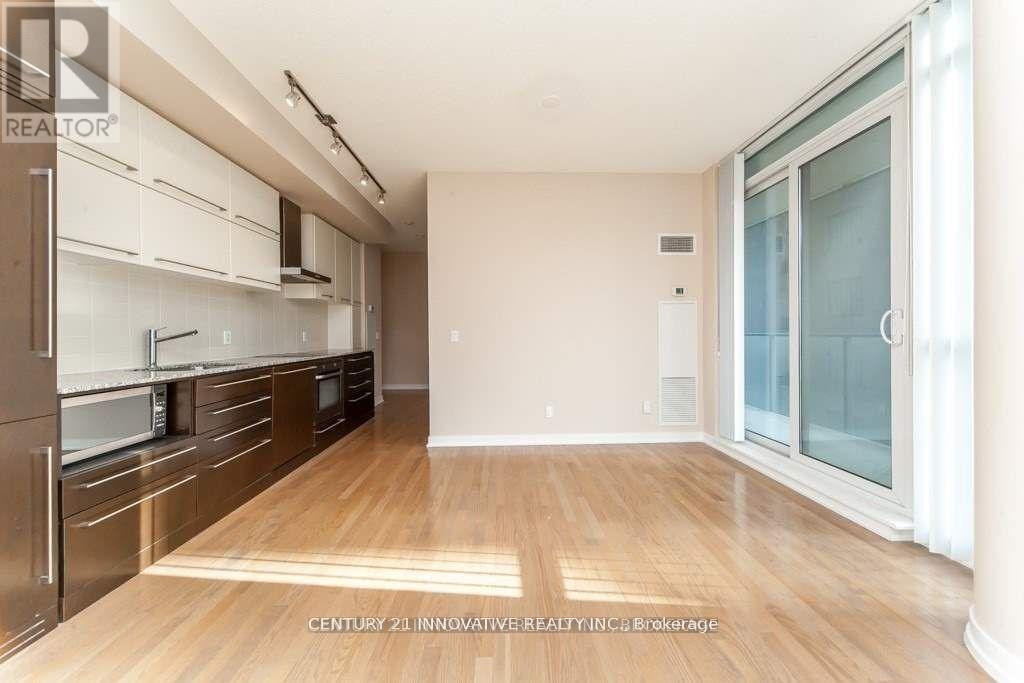 #1610 770 BAY STREET - 3