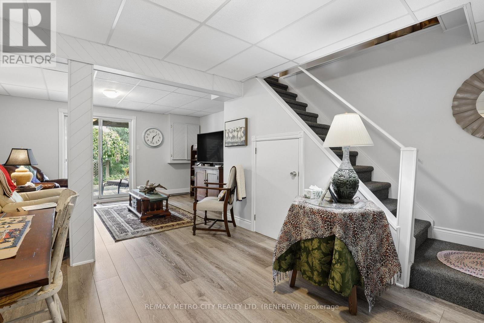 876 HILLSVIEW STREET - 23