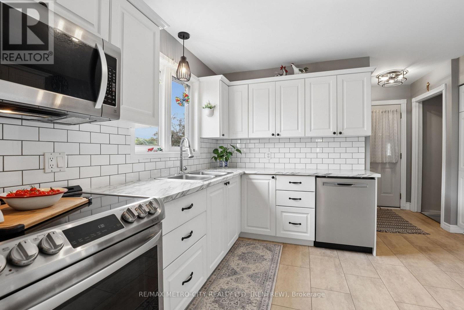 876 HILLSVIEW STREET - Image 15