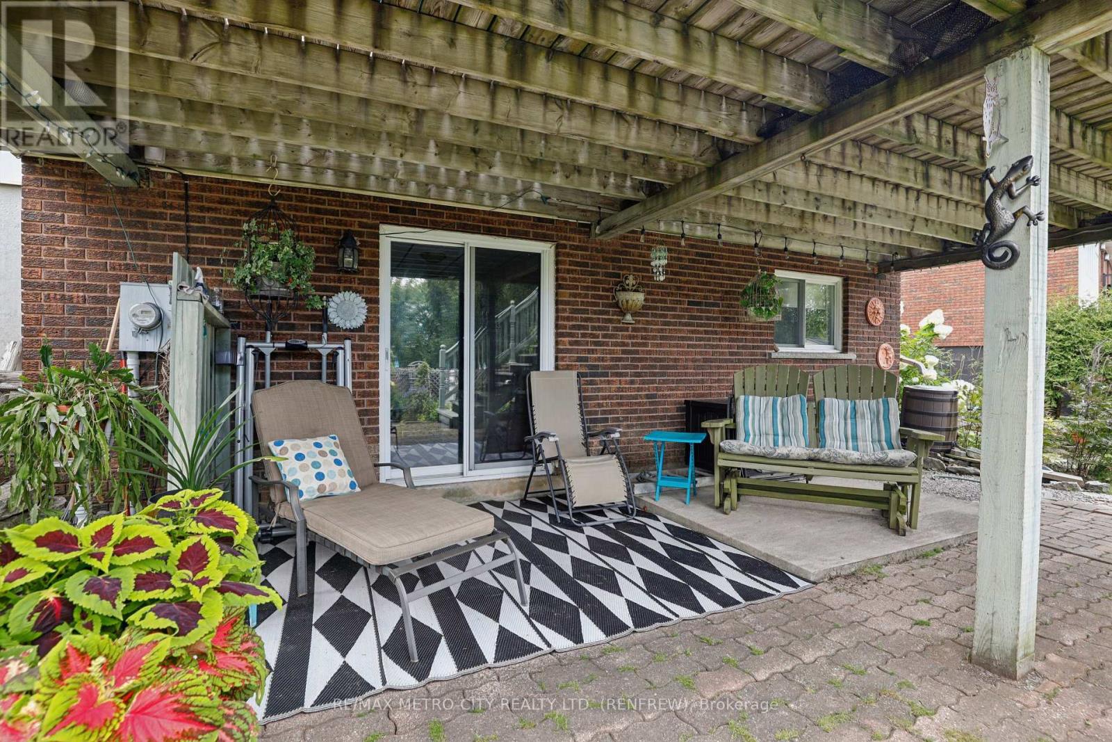 876 HILLSVIEW STREET - Image 31