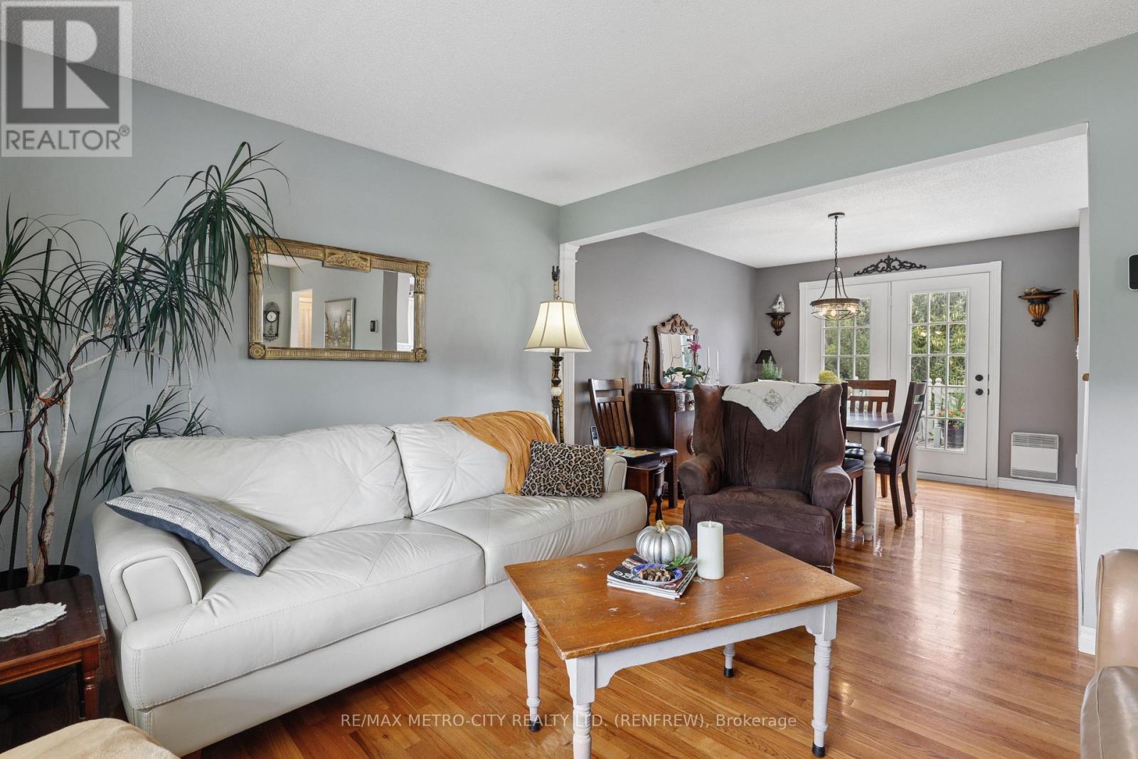 876 HILLSVIEW STREET - Image 9