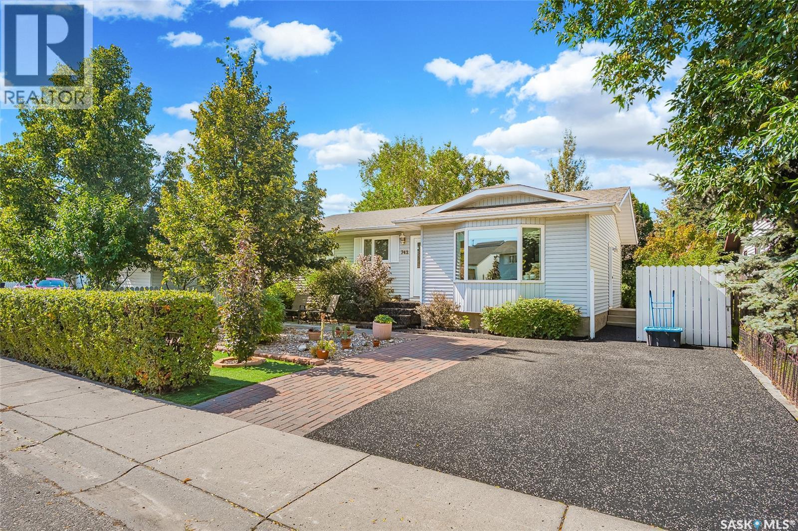 742 Klassen BAY, Martensville — photo 1