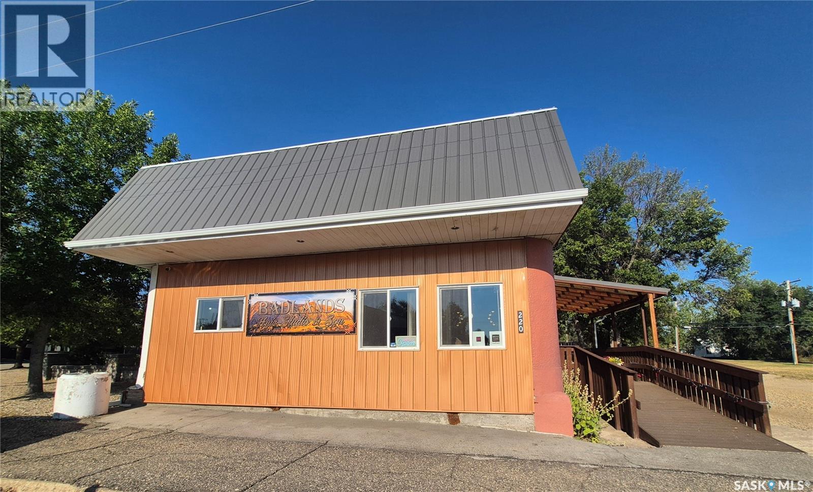 220 Main STREET, Bengough, Saskatchewan, S0C0K0, Bengough, Saskatchewan — photo 1 of 5
