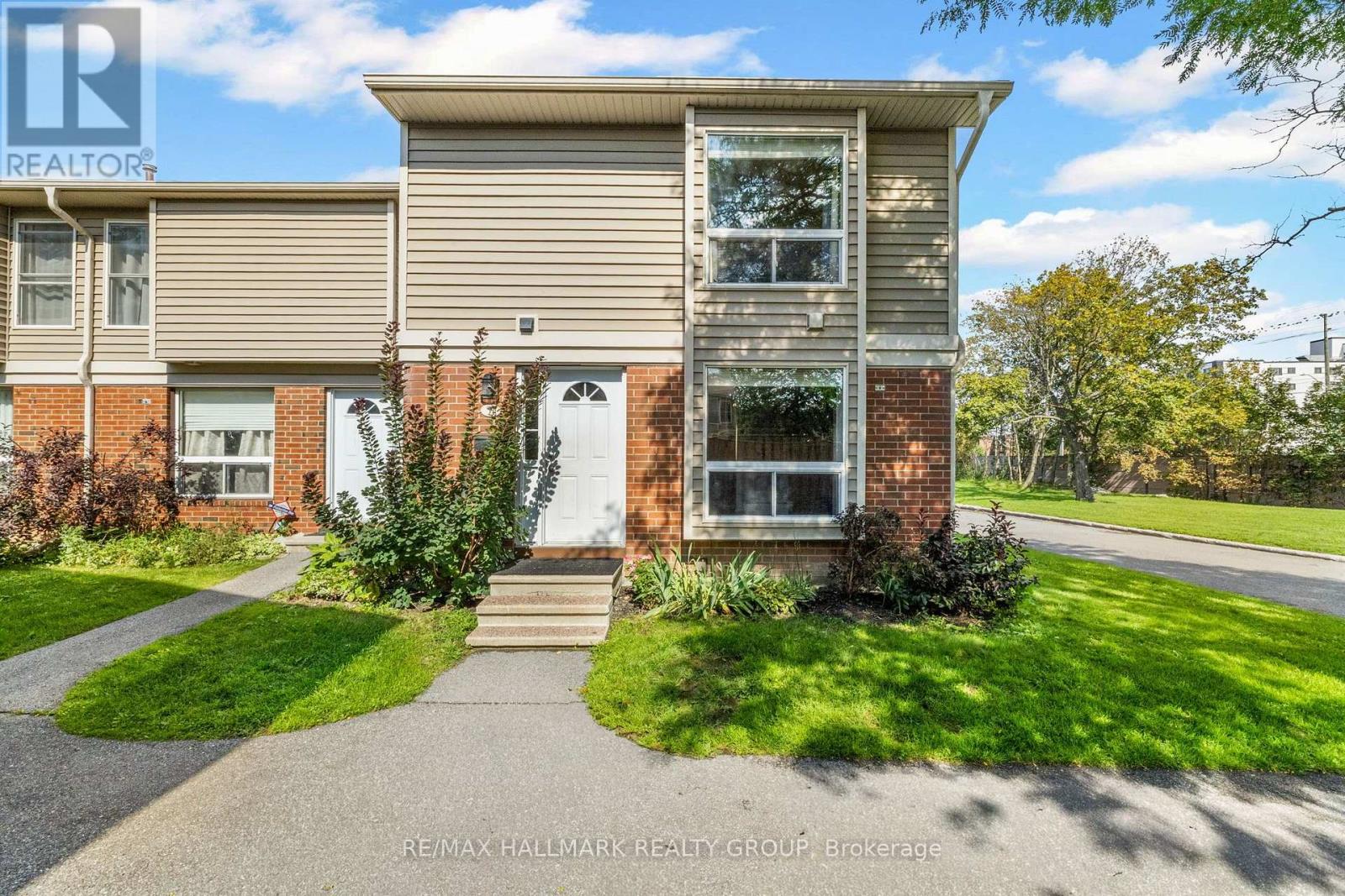 Exterior end-unit w/privacy in Ottawa South Keys