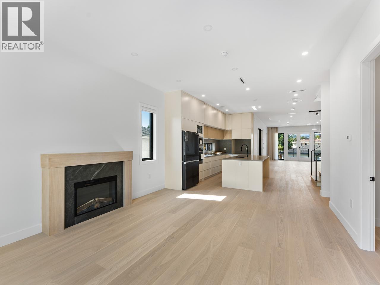 #1 8633 12TH Avenue, Burnaby, British Columbia, V3N2M1, Burnaby, British Columbia — photo 2 of 5