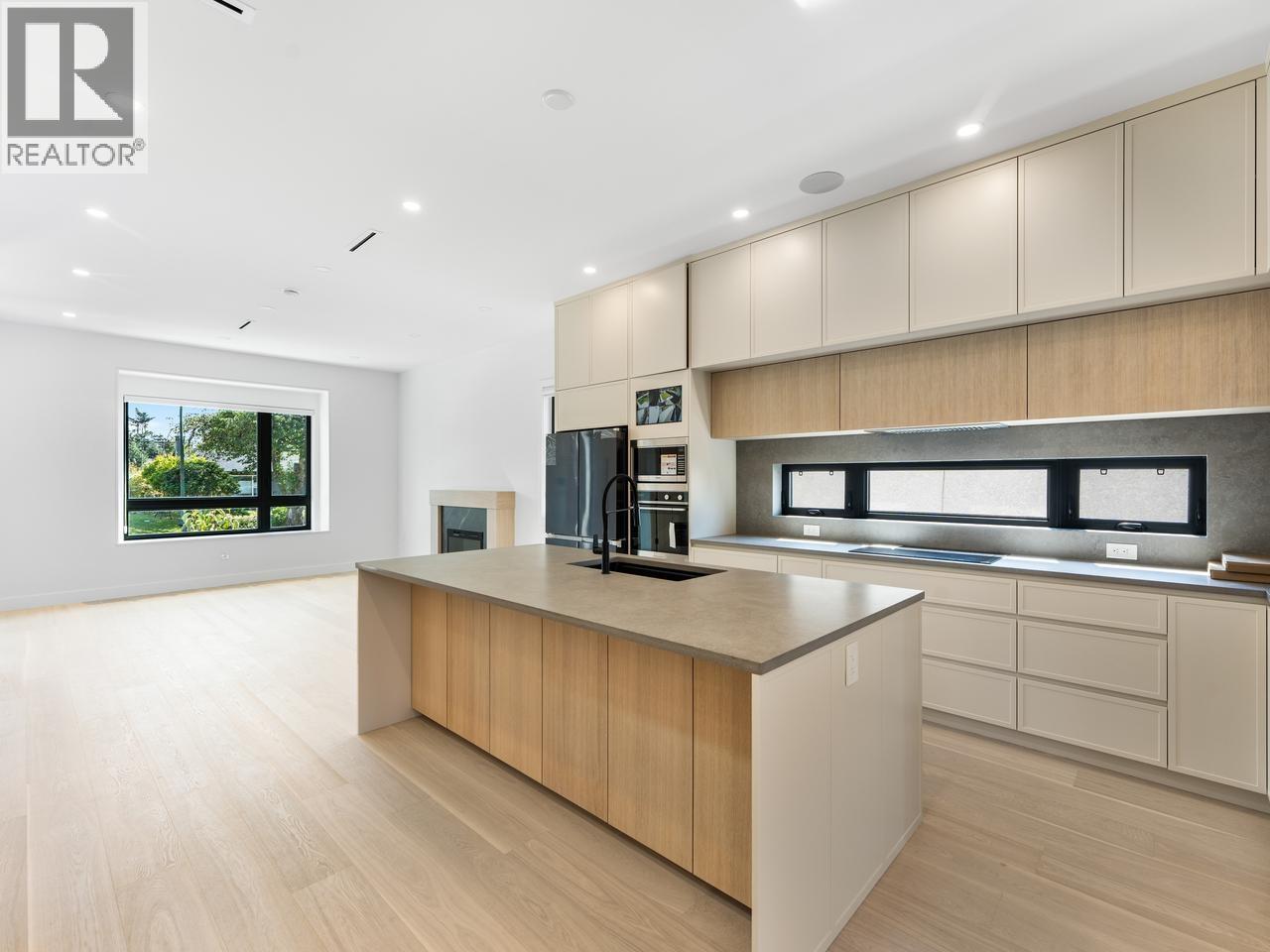 #1 8633 12TH Avenue, Burnaby, British Columbia, V3N2M1, Burnaby, British Columbia — photo 4 of 5