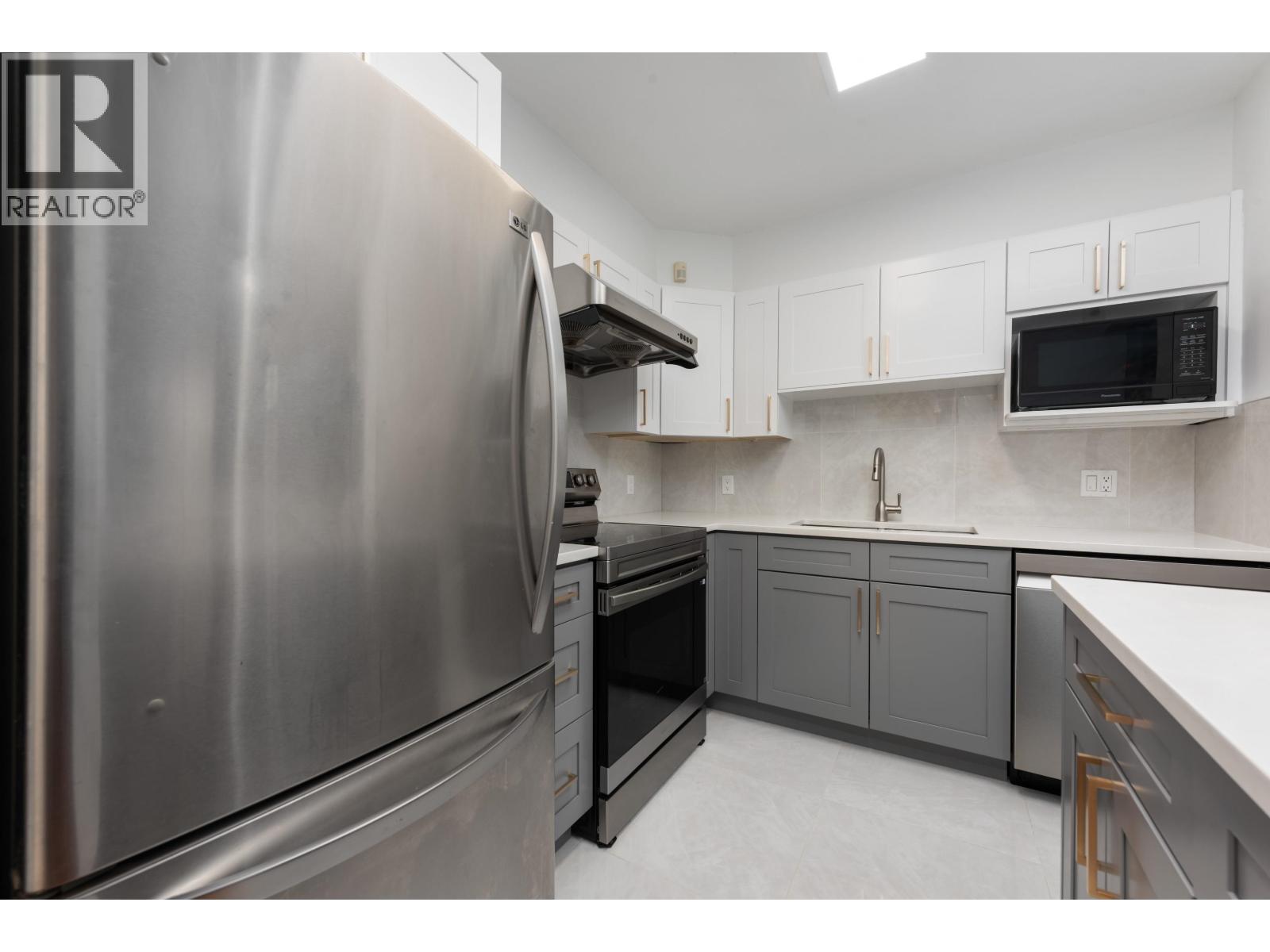 15 3428 ADANAC STREET — photo 5