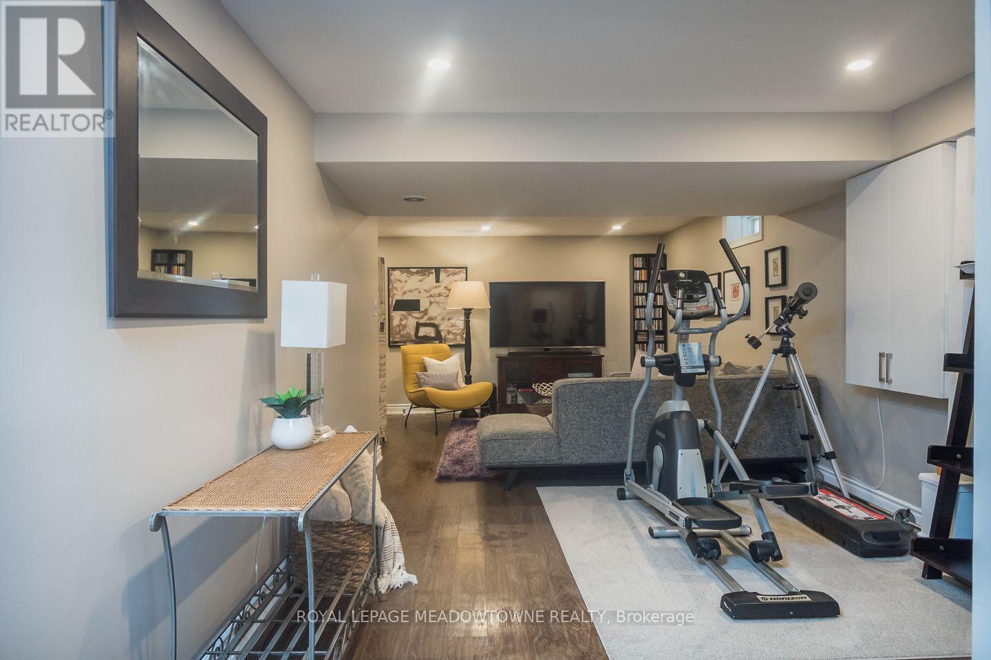 845 GIFFORD CRESCENT - 33