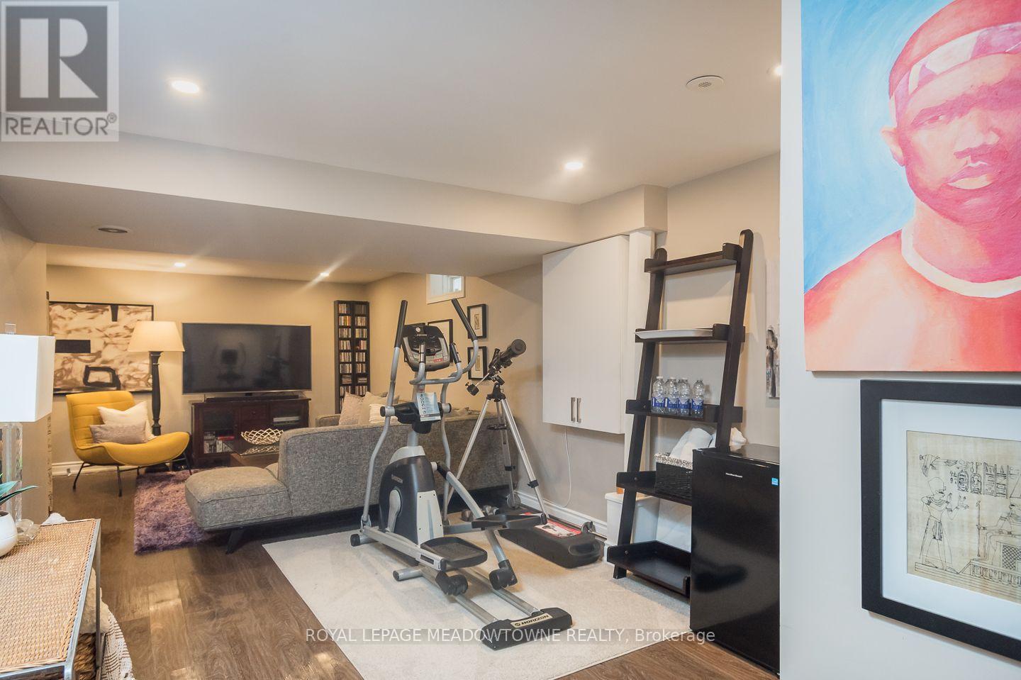 845 GIFFORD CRESCENT - 34
