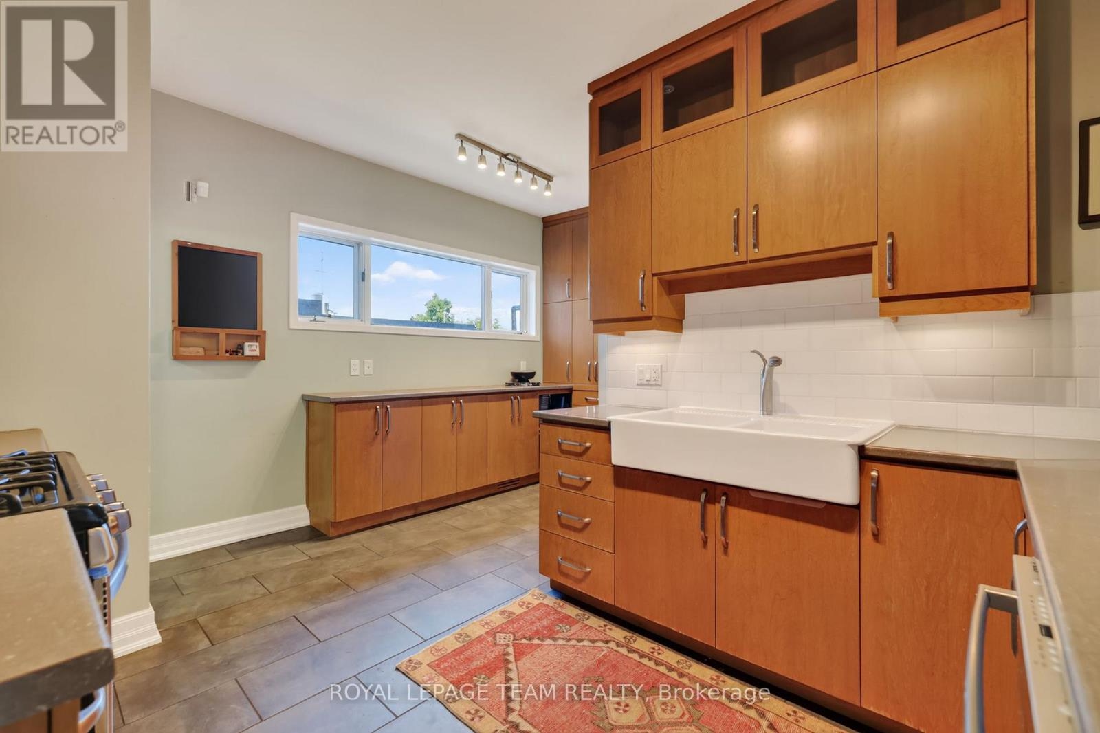 10 CLARENDON AVENUE - 13