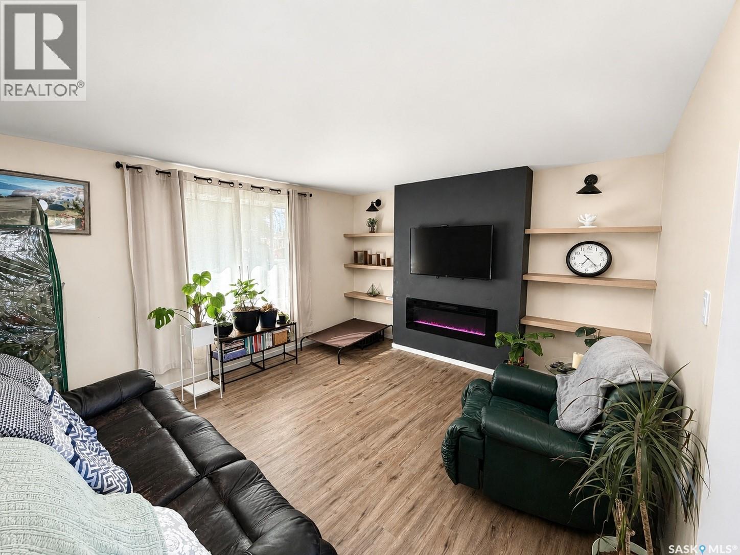 110 Arnason CRESCENT - 2