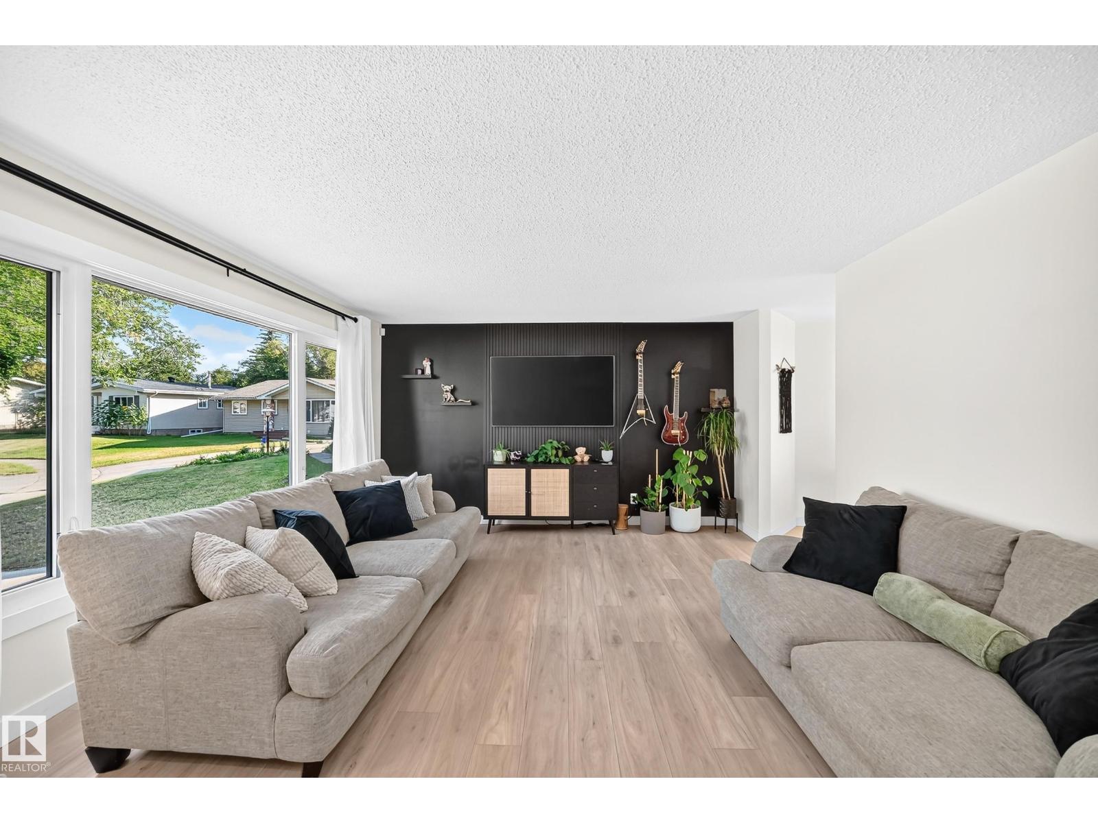 8997 96 Ave - 16