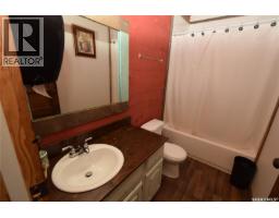 111 Railway Avenue N, Middle Lake, SK S0K2X0 Photo 9