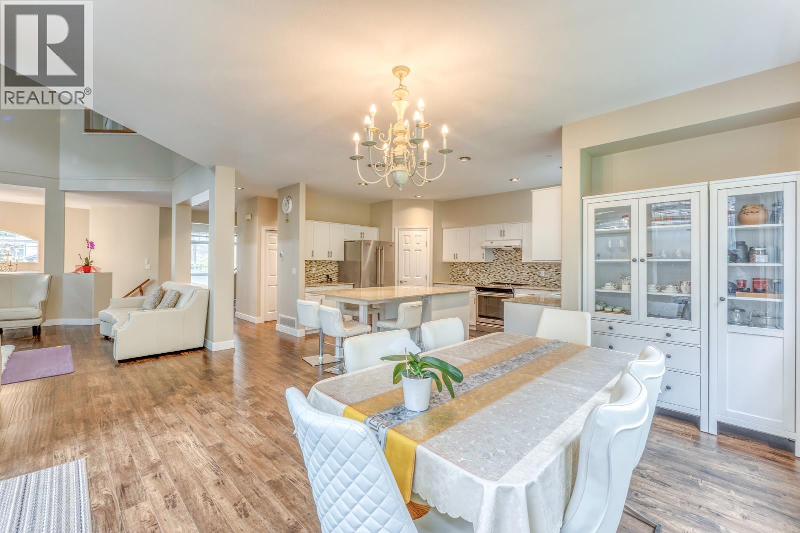 2015 PARKWAY BOULEVARD, Coquitlam