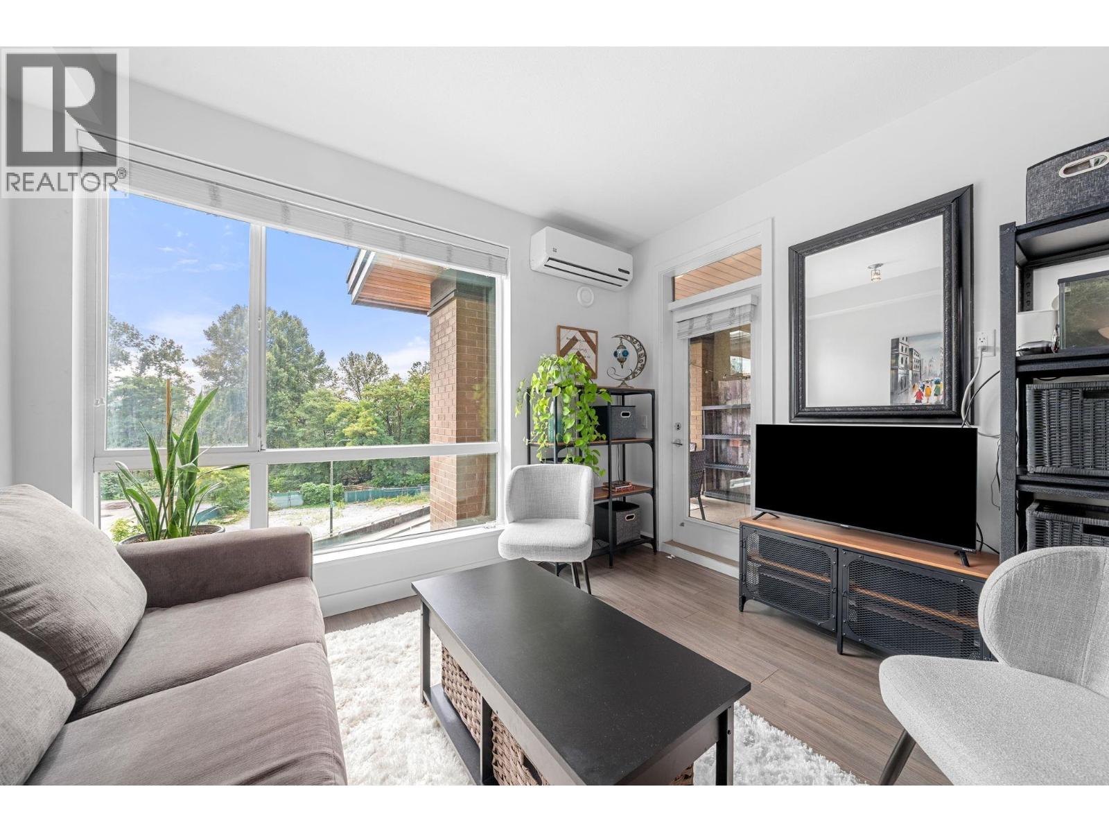 #412 719 3RD Street, North Vancouver, British Columbia, V7M0E7, North Vancouver, British Columbia — photo 3 of 5