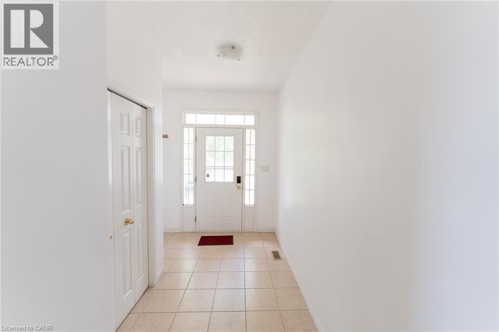 211 SLEAFORD Street, Waterloo, Ontario, N2J4Z8, Waterloo, Ontario — photo 3 of 5