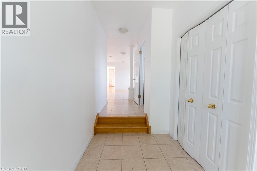 211 SLEAFORD Street, Waterloo, Ontario, N2J4Z8, Waterloo, Ontario — photo 4 of 5