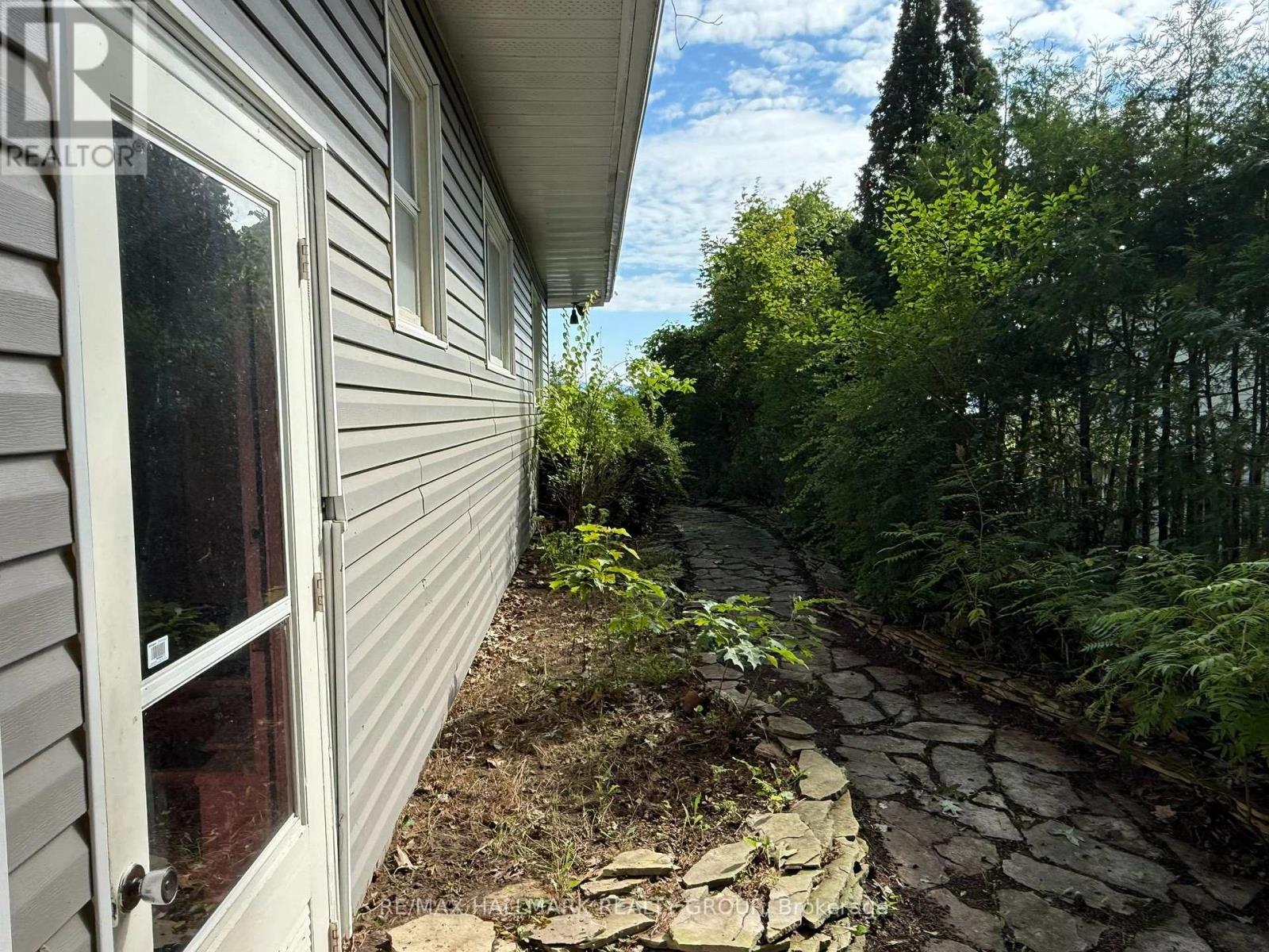488 BAYVIEW DRIVE - 23