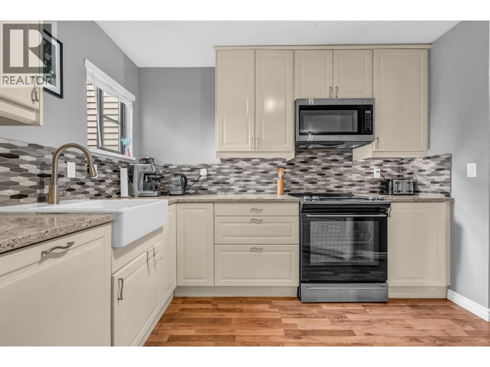 3 98 BEGIN STREET — photo 4