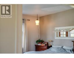 Den - 2433 First Avenue, Rossland, BC V0G1Y0 Photo 12