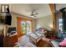 Full bathroom - 2433 First Avenue, Rossland, BC V0G1Y0 Photo 9