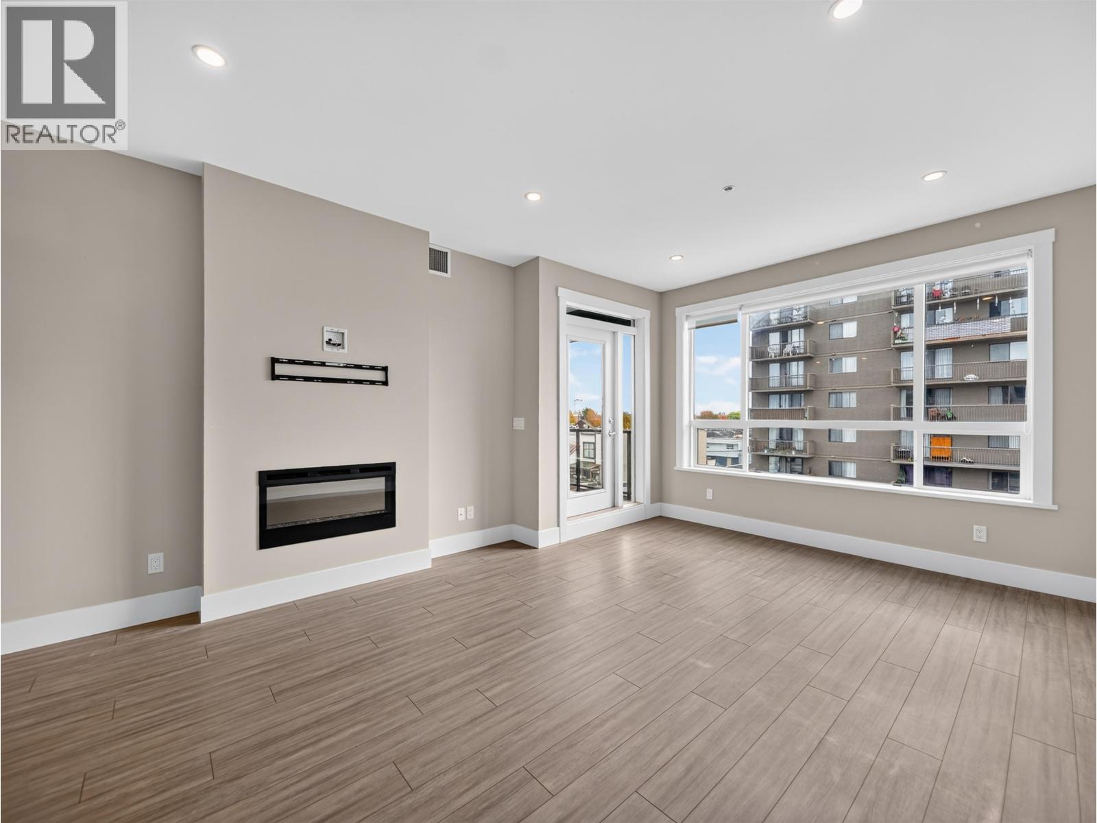 #405 22335 MCINTOSH Avenue, Maple Ridge, British Columbia, V2X3C2, Maple Ridge, British Columbia — photo 2 of 5