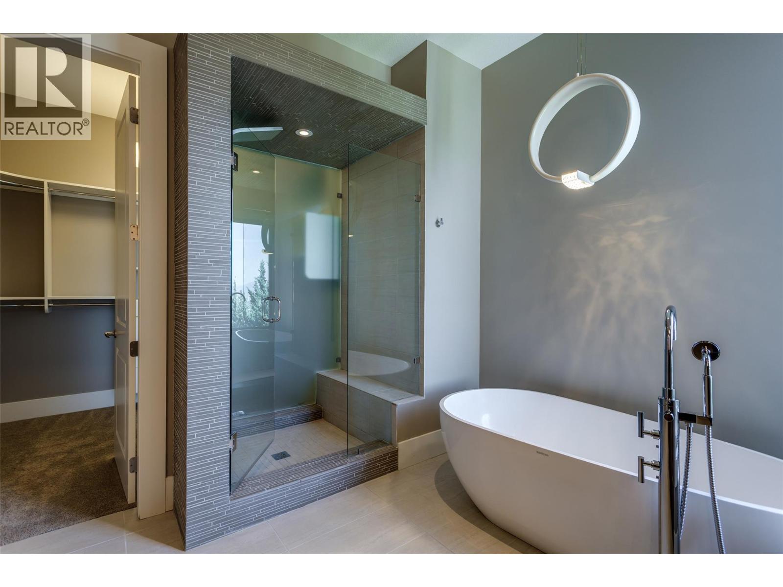 1002 Hewetson Avenue, Kelowna
