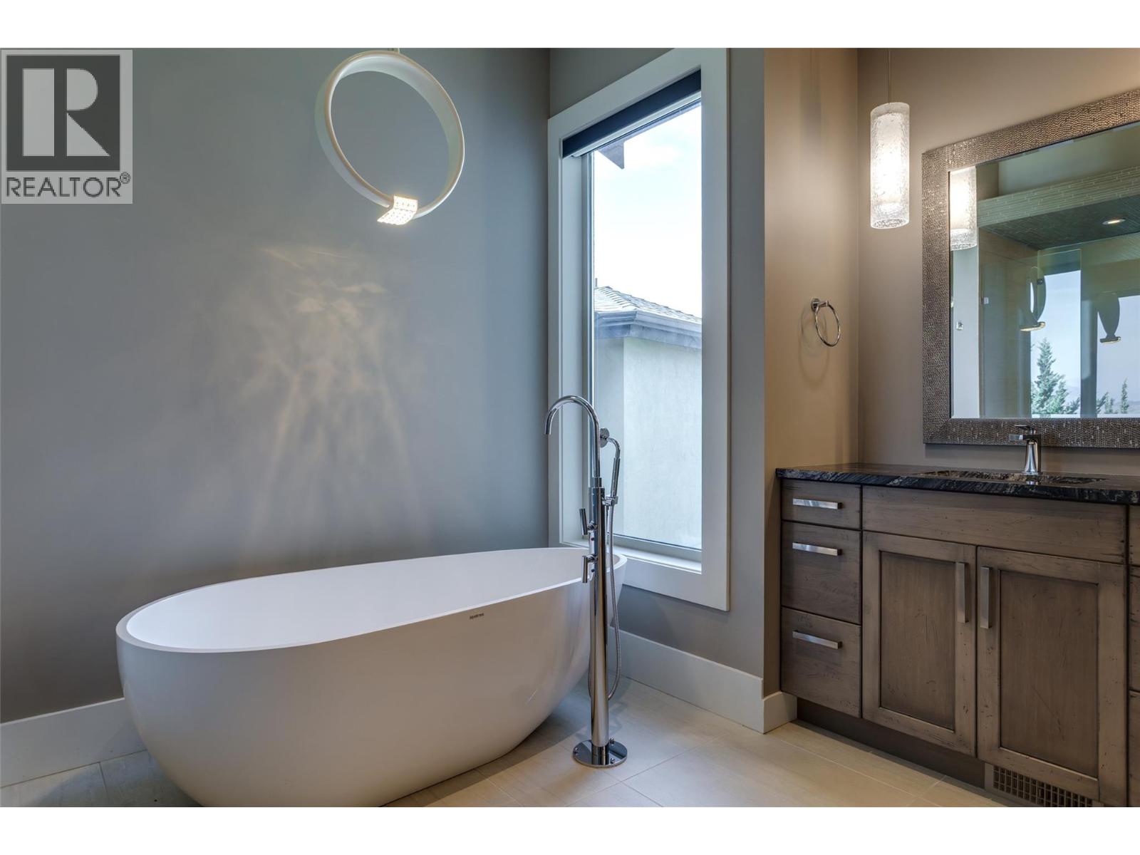1002 Hewetson Avenue, Kelowna