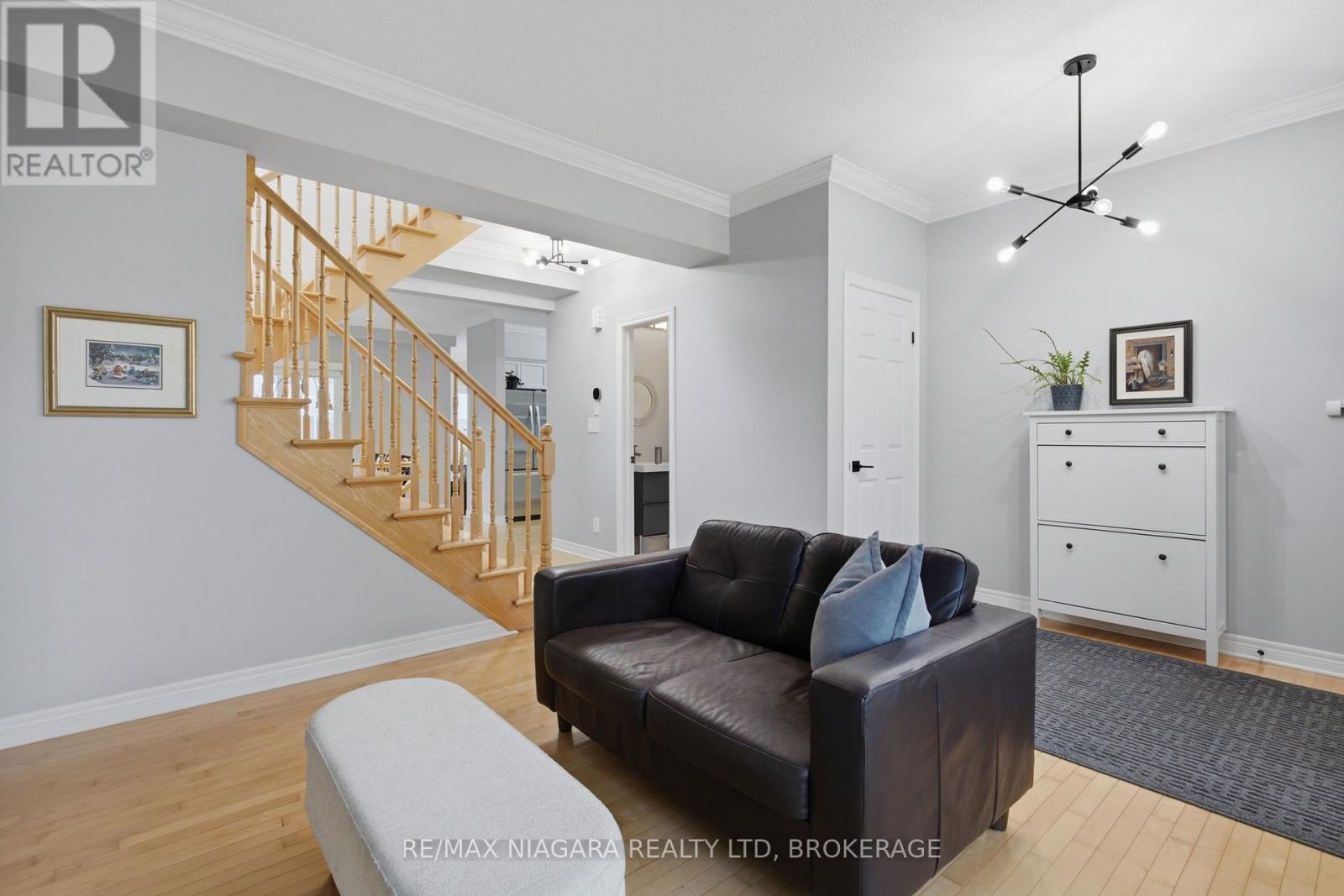 15 COZOCAR CRESCENT - 37