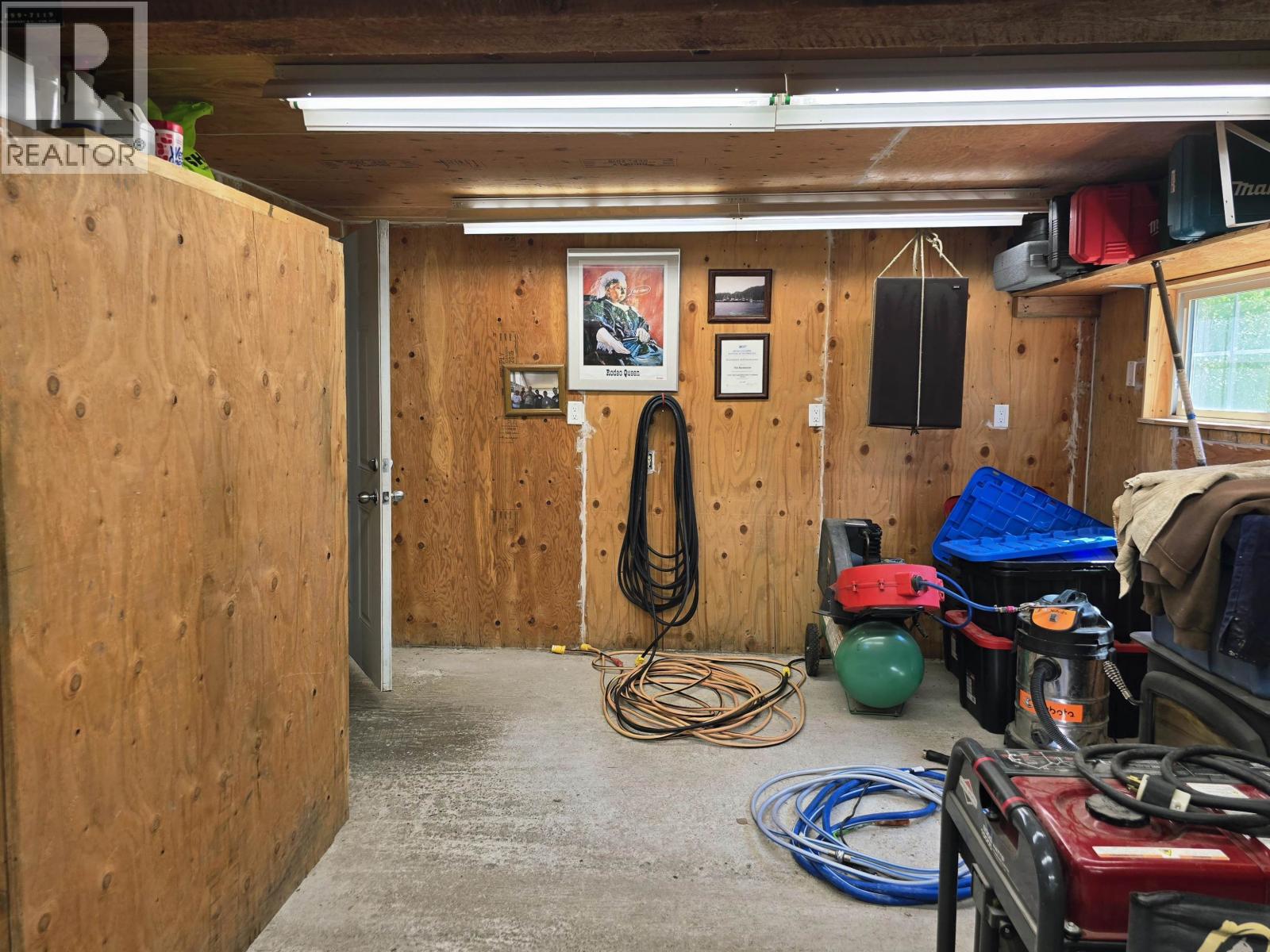 2261 EAGLE CREEK ROAD - Image 32