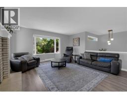 Mud room - 928 Mesher Pl, Esquimalt, BC V9A6Z1 Photo 8