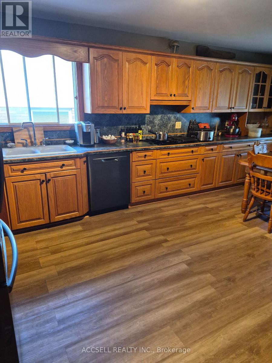 28 BRIDLE PATH ROAD E - 7