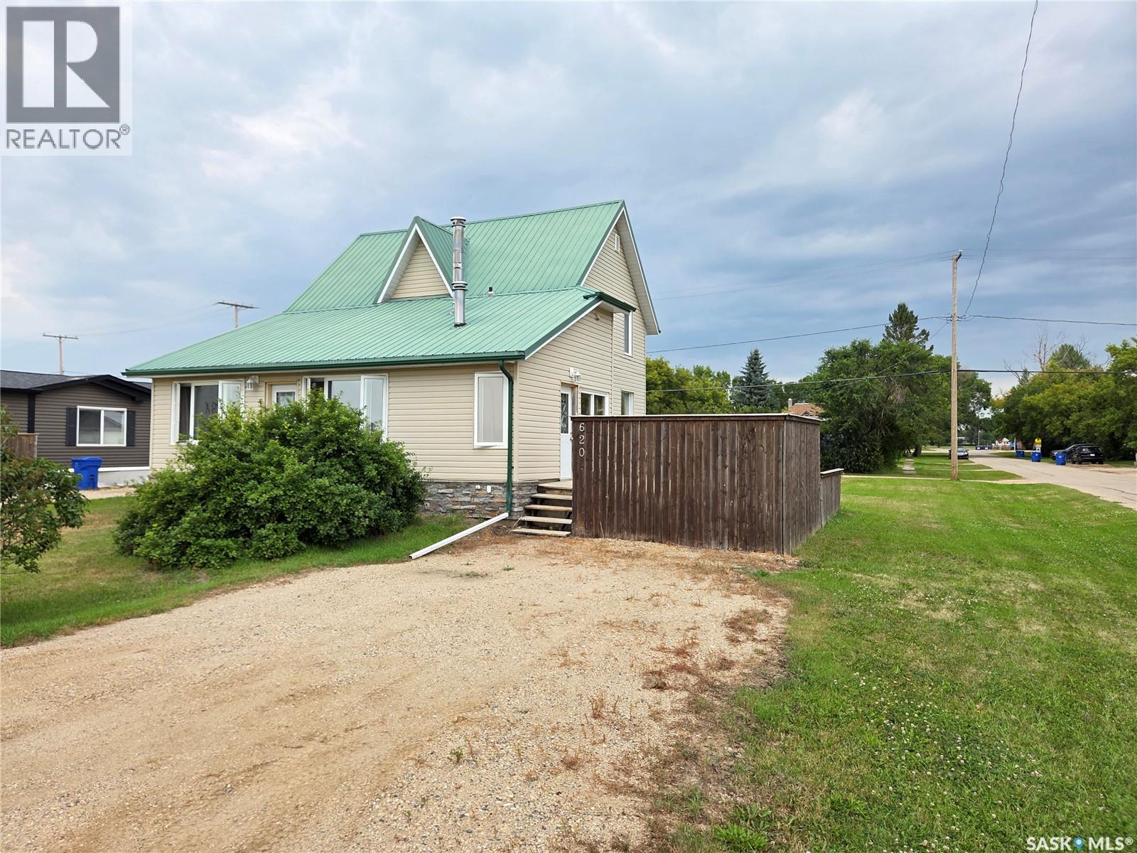 620 Railway AVENUE, Arcola, Saskatchewan, S0C0G0, Arcola, Saskatchewan — photo 2 of 5