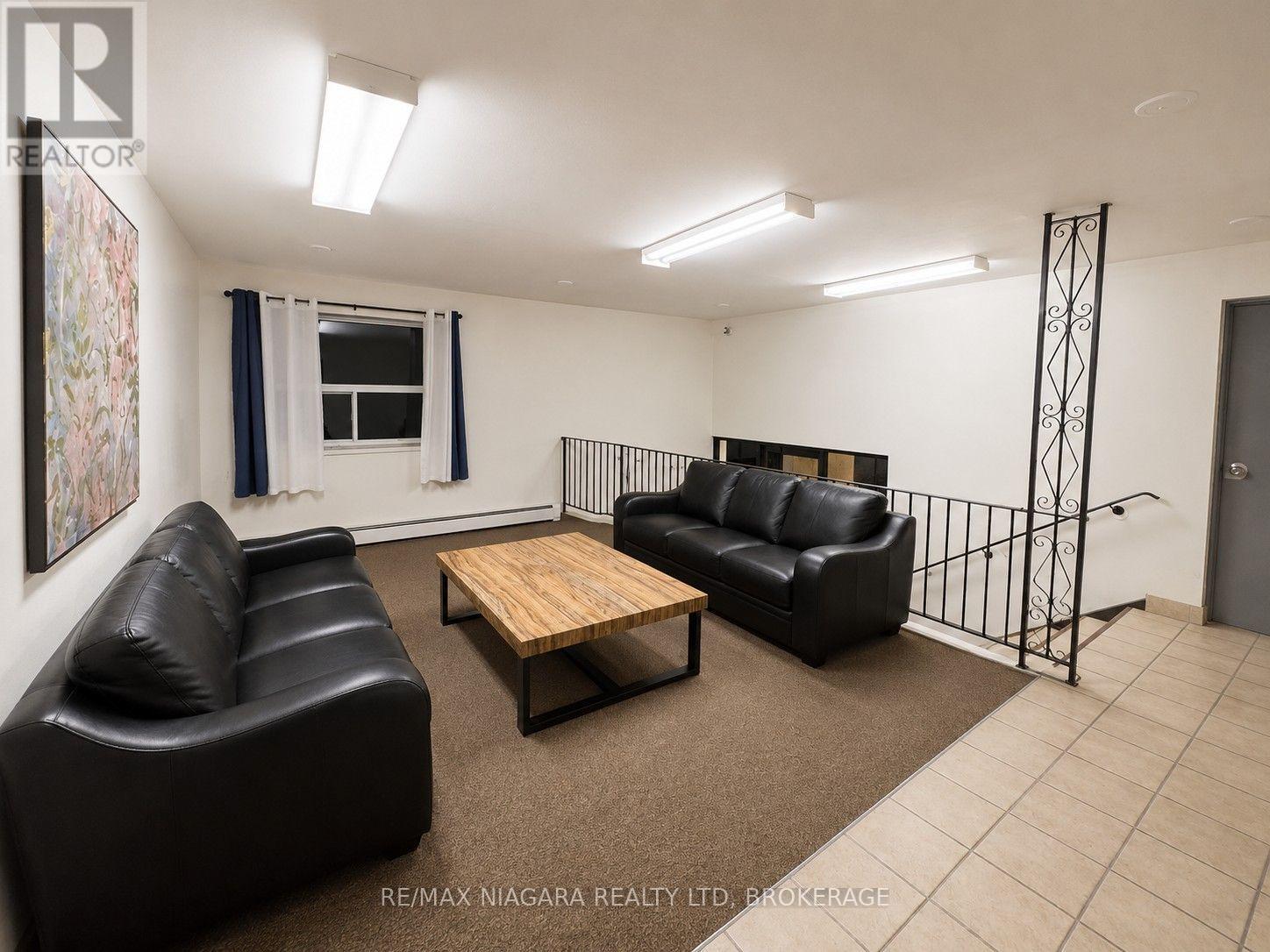 #201 242 Oakdale Avenue, St. Catharines (Oakdale), Ontario, L2P3K5, St. Catharines (Oakdale), Ontario — photo 3 of 5