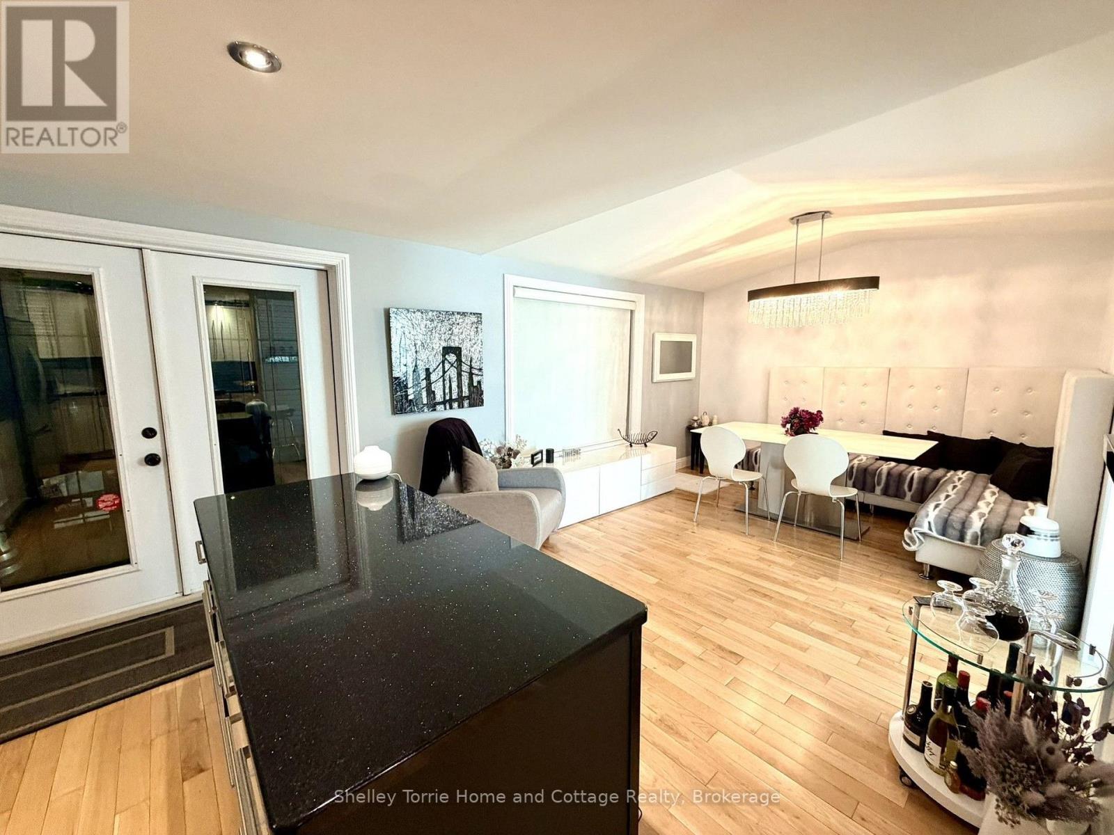 515 BAY STREET - 19