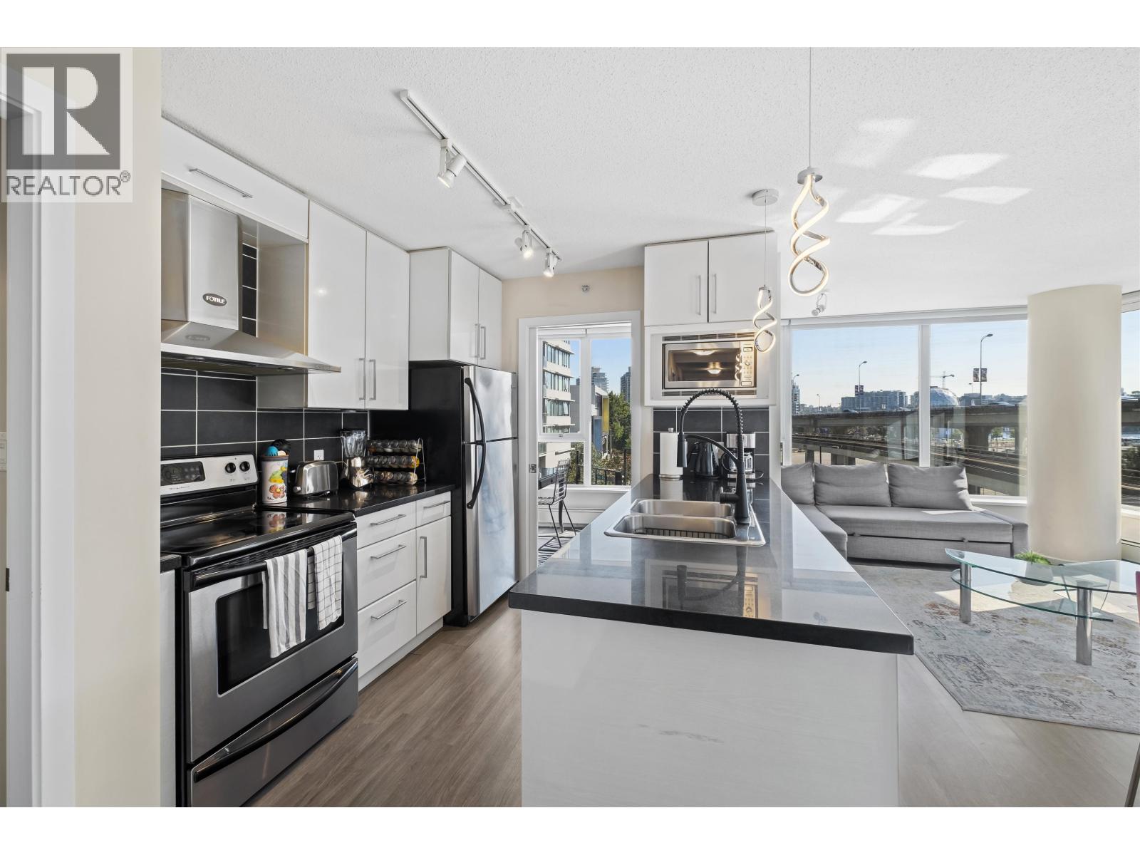 305 689 ABBOTT STREET, Vancouver — photo 7